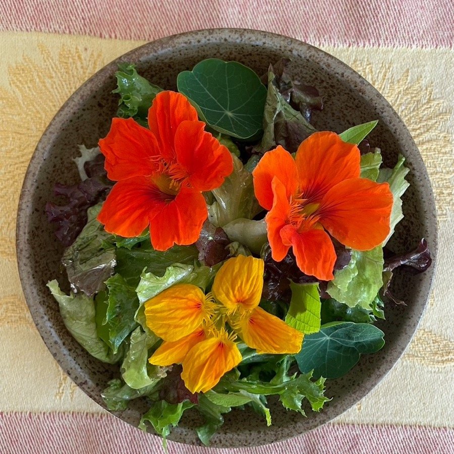 Ayurvedische Ernährung: Salat mit essbaren Blüten